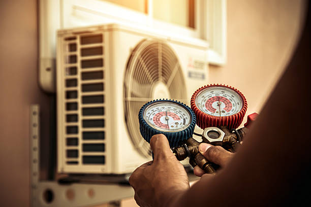 Professional Hvac technician working in Sacramento, CA